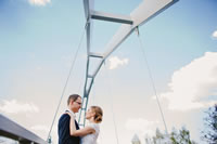 netradicni svatebni fotografie pod mostem